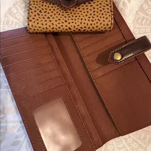 Slim Fossil wallet with golden button clasp, comes with additional wristlet - Picture 2 of 2